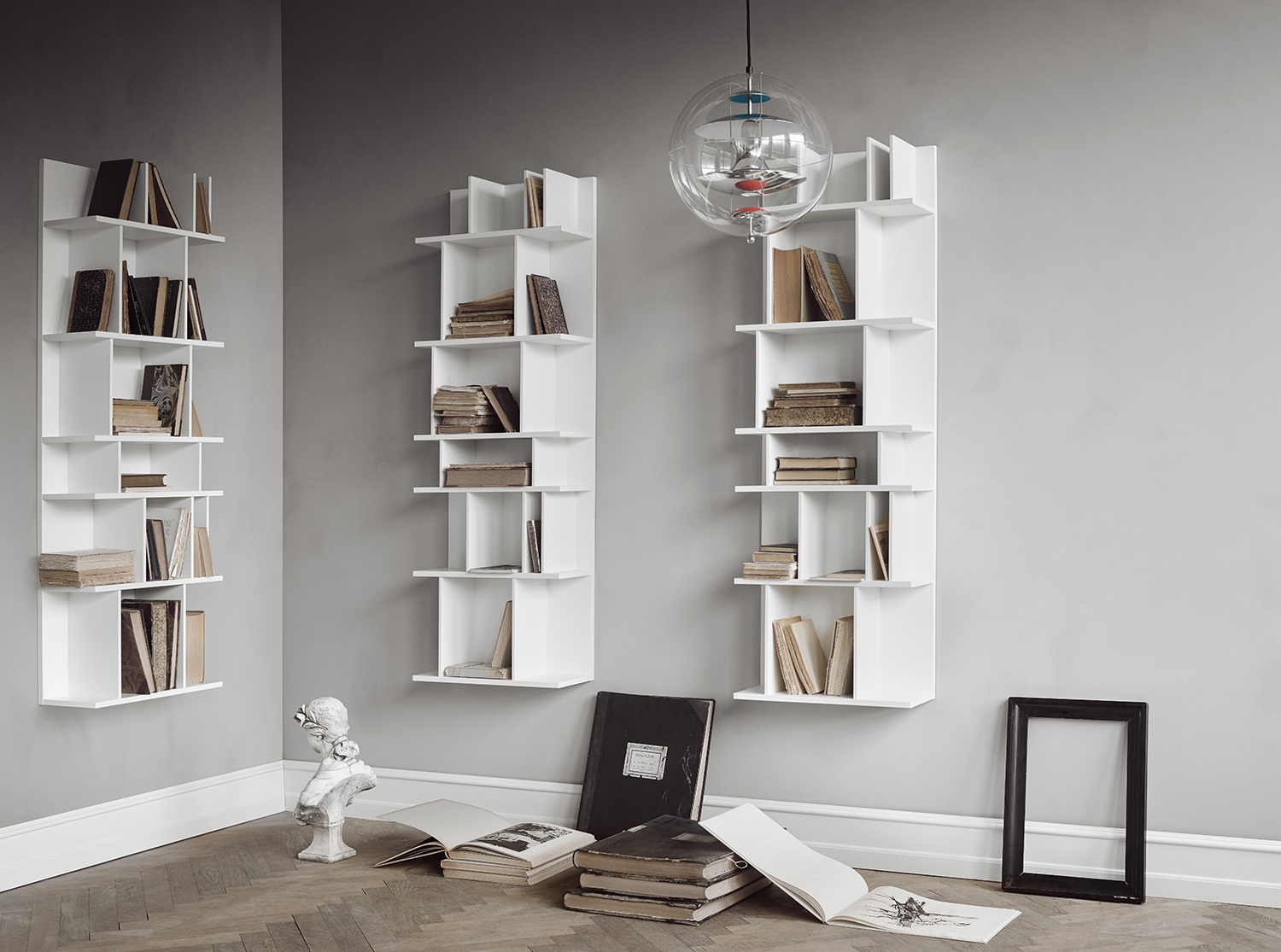 Como bookcase in white